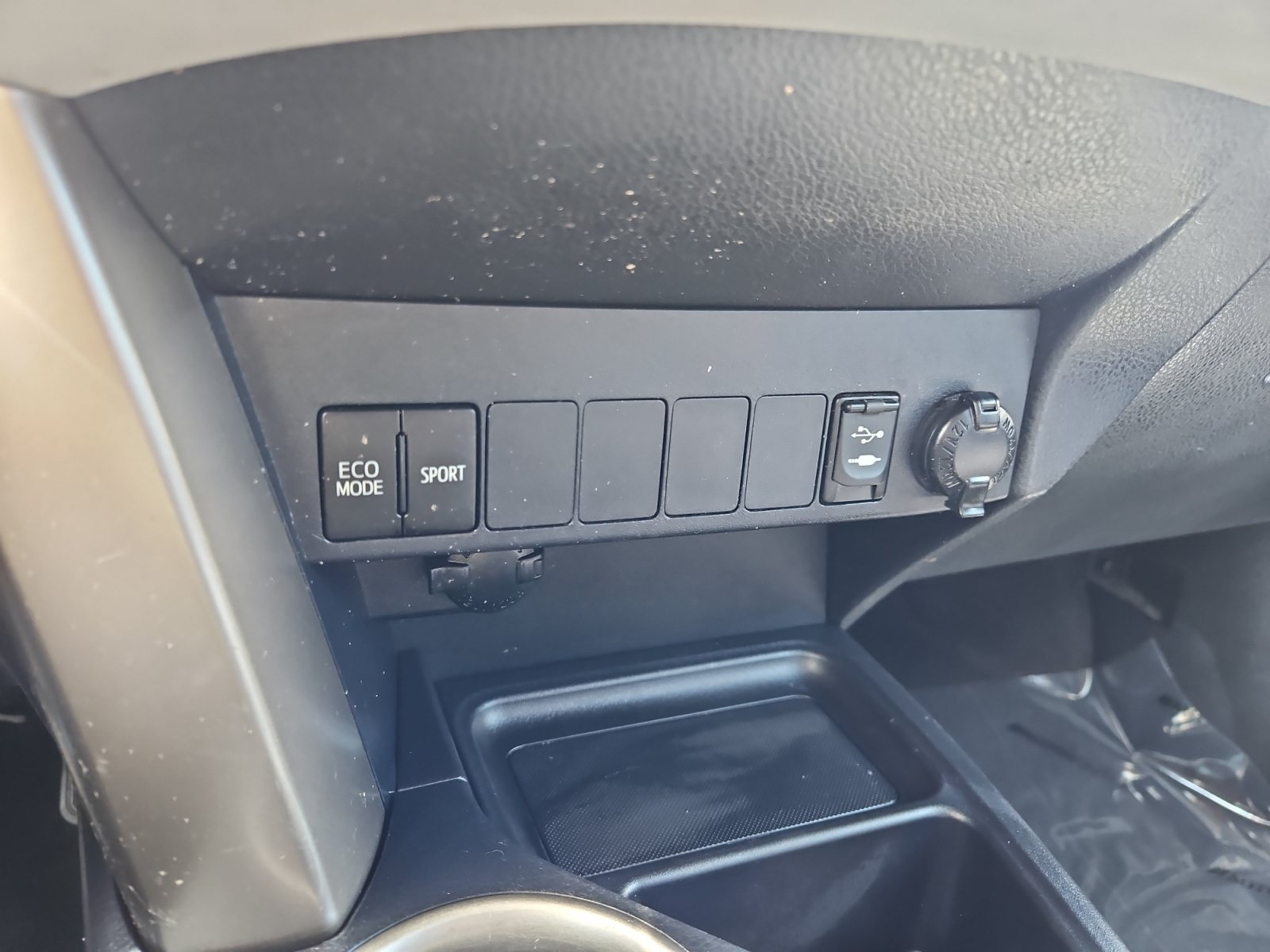 Used 2014 Toyota RAV4 LE FWD image 18