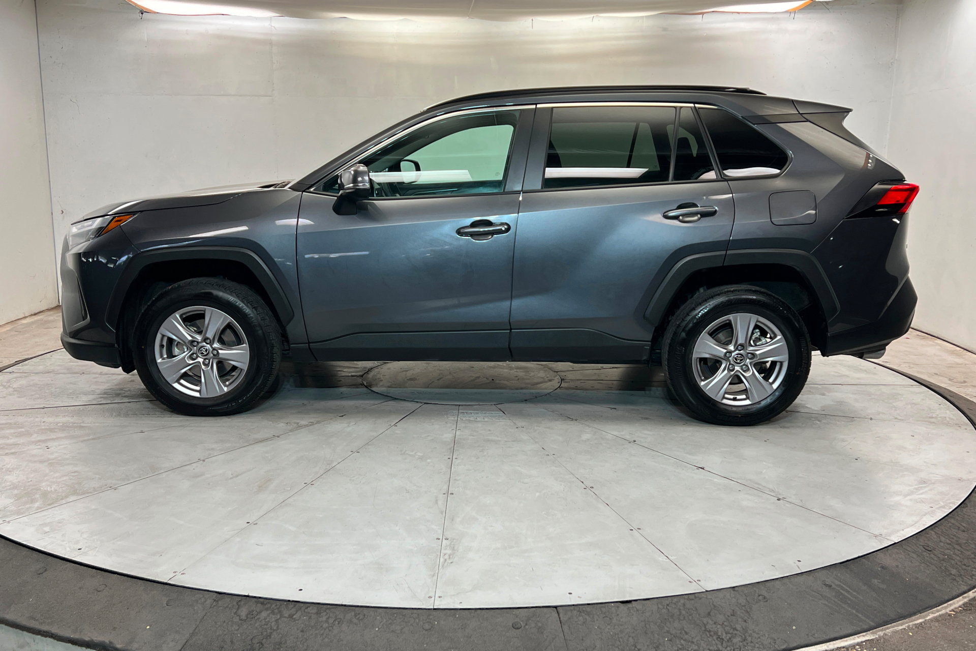 Used 2025 Toyota RAV4 XLE FWD image 2