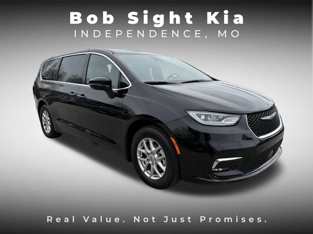 Used 2025 Chrysler Pacifica Select FWD image 19