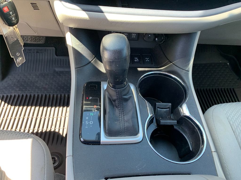 Used 2017 Toyota Highlander LE AWD/4WD image 27