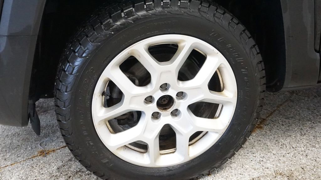 Used 2017 Jeep Renegade Latitude w/ Cold Weather Group image 15