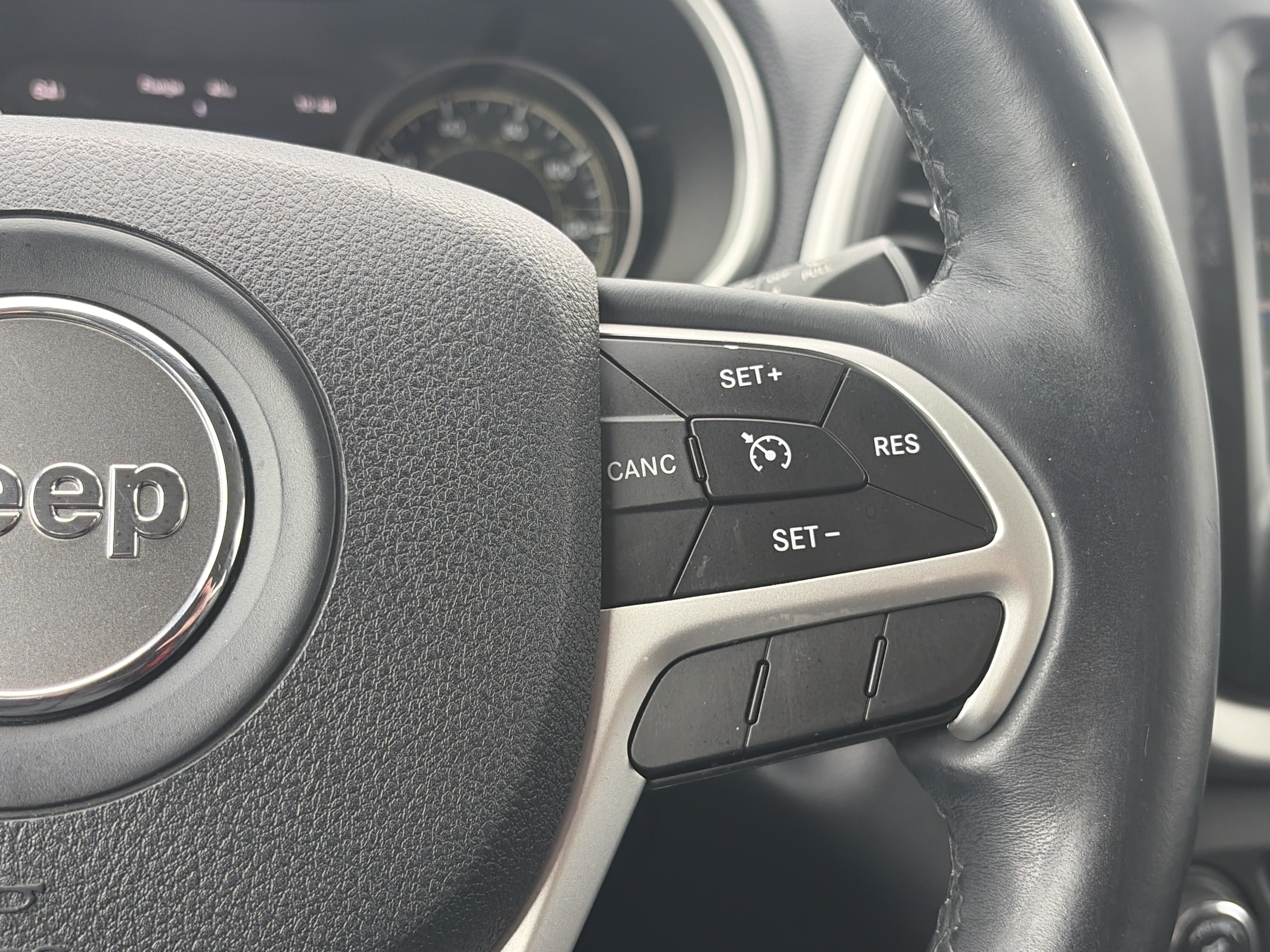 Used 2014 Jeep Cherokee Limited w/ Luxury Group AWD/4WD image 22