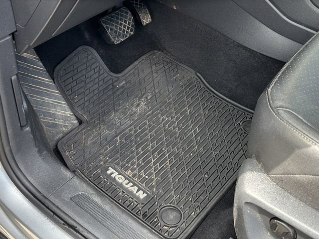 Used 2020 Volkswagen Tiguan SE image 18