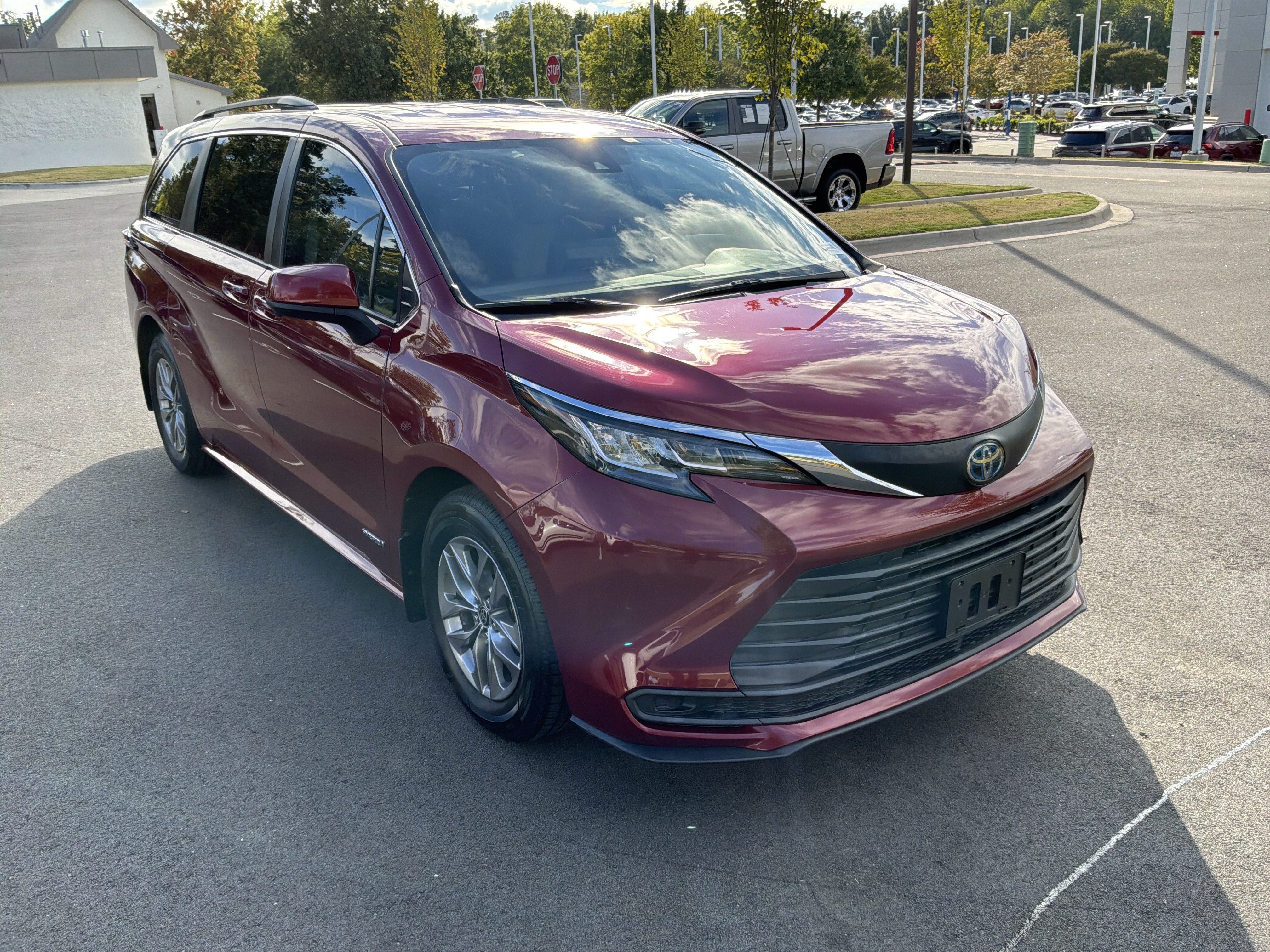 Used 2021 Toyota Sienna LE AWD/4WD image 2