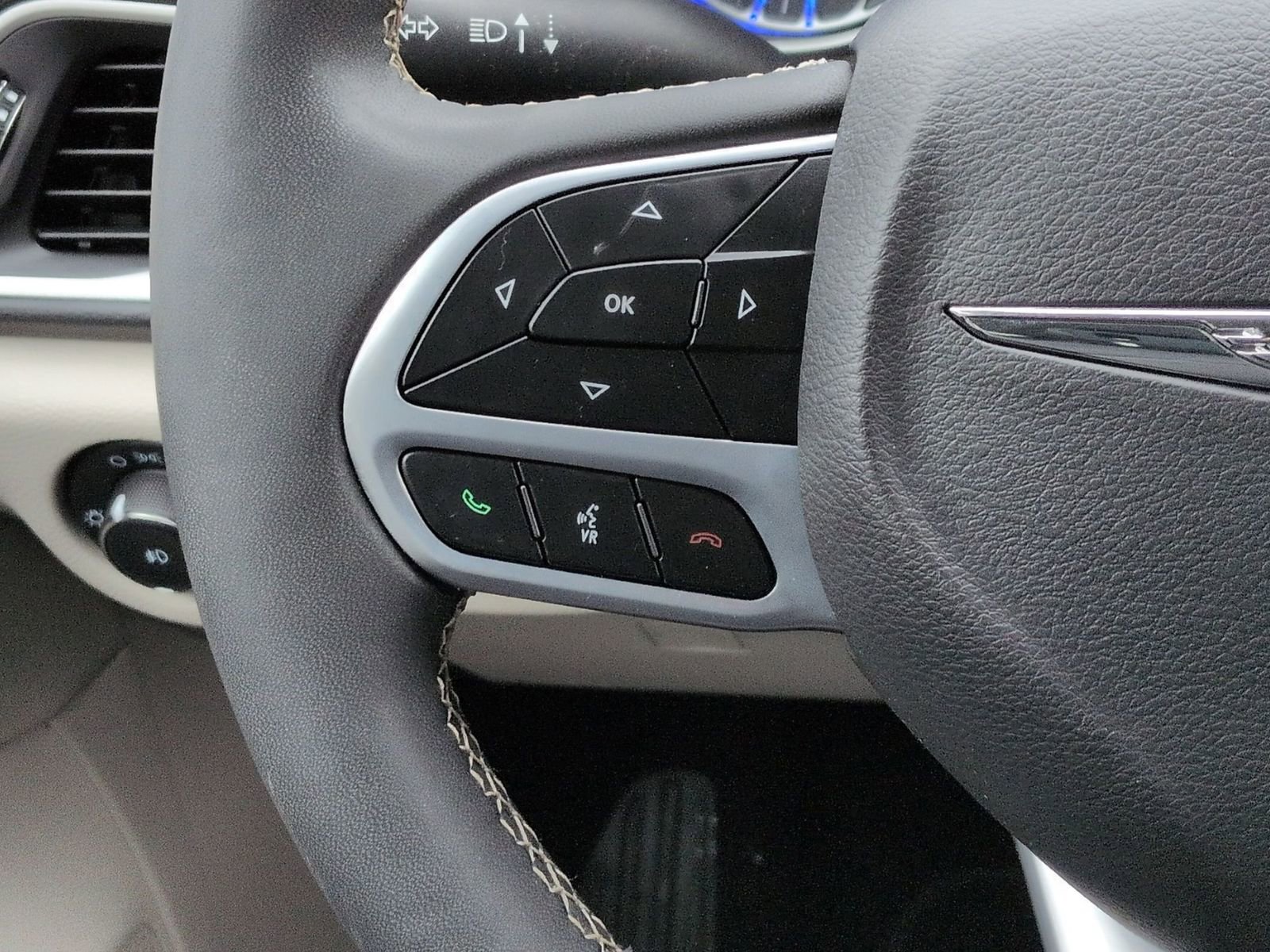 Used 2023 Chrysler Pacifica Touring-L image 15