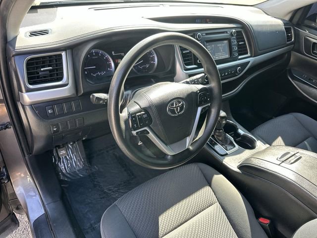 Used 2019 Toyota Highlander LE w/ Carpet Mat Package (TMS) image 9