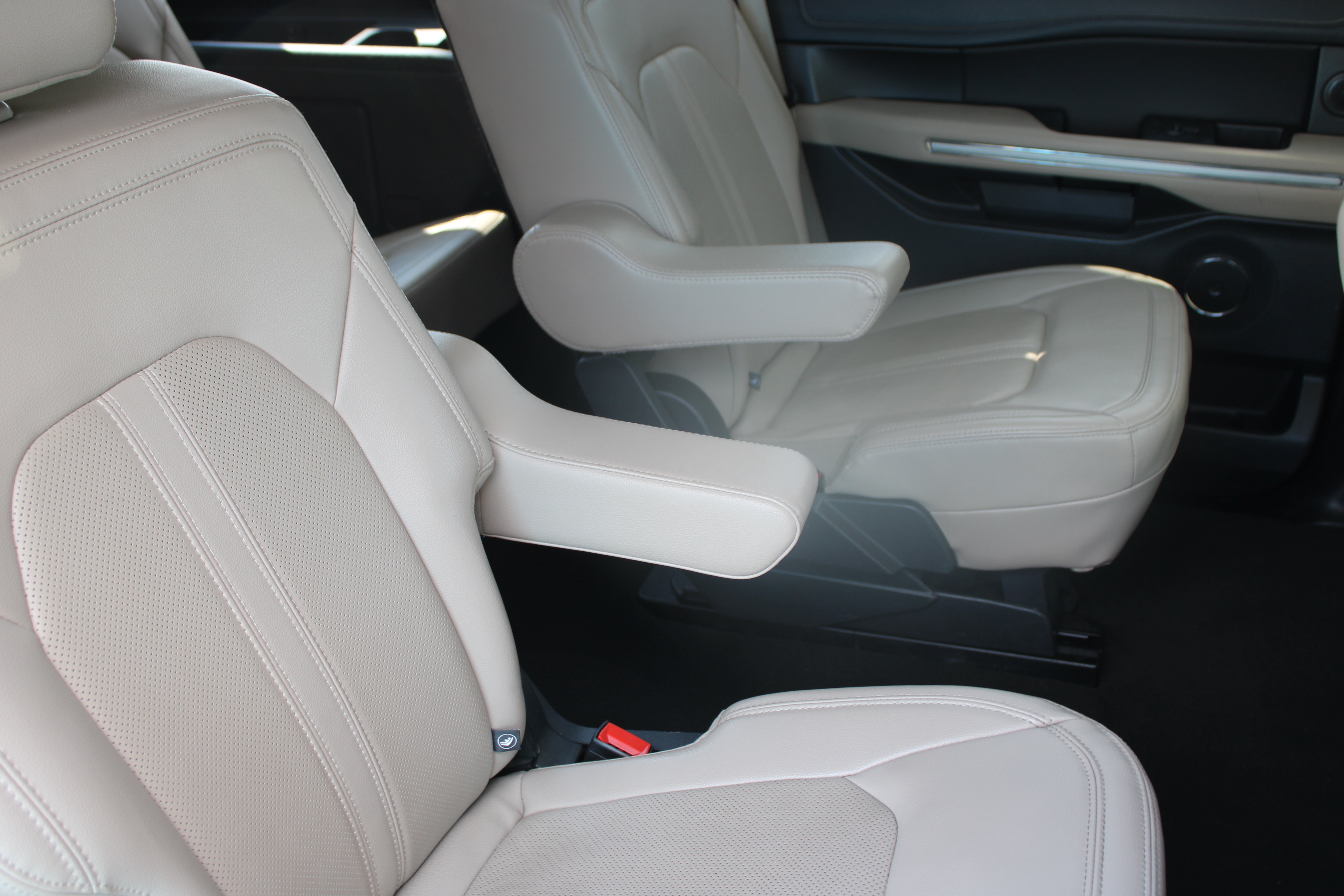 Used 2024 Ford Expedition Limited RWD image 16