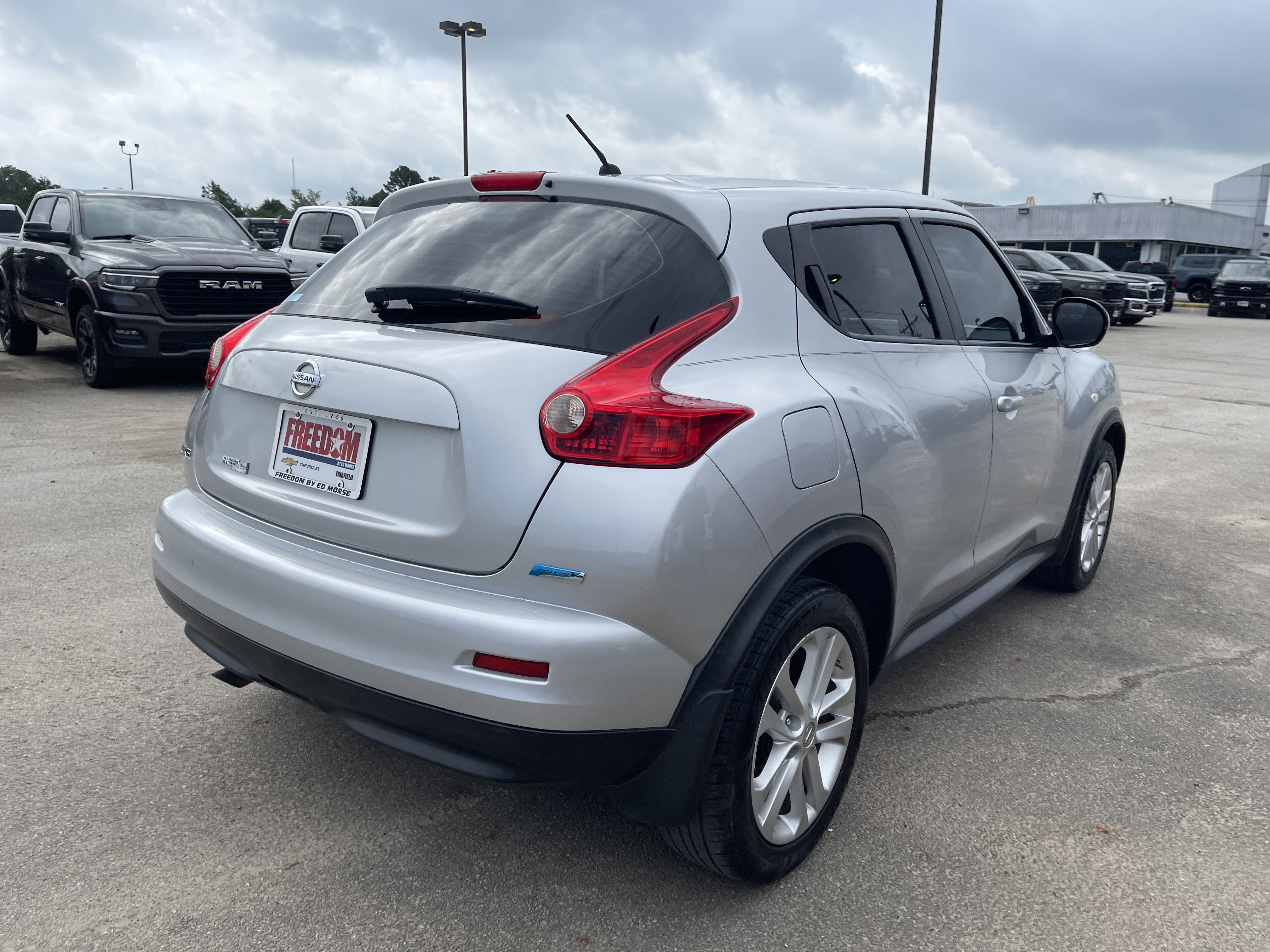 Used 2013 Nissan Juke S FWD image 4
