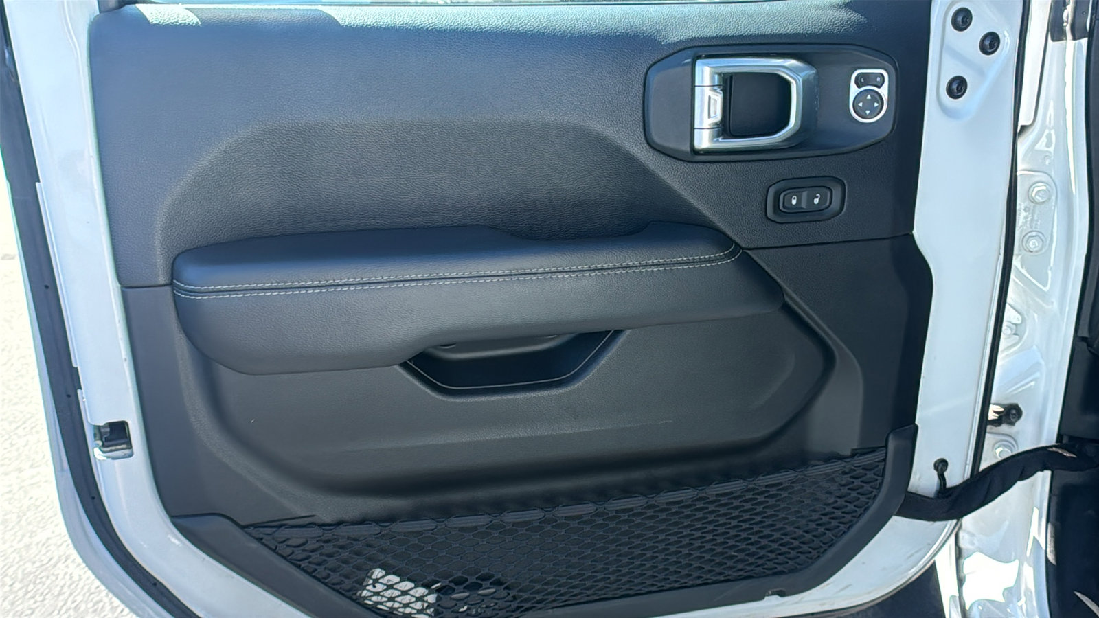 Used 2020 Jeep Wrangler Unlimited Sahara AWD/4WD image 22