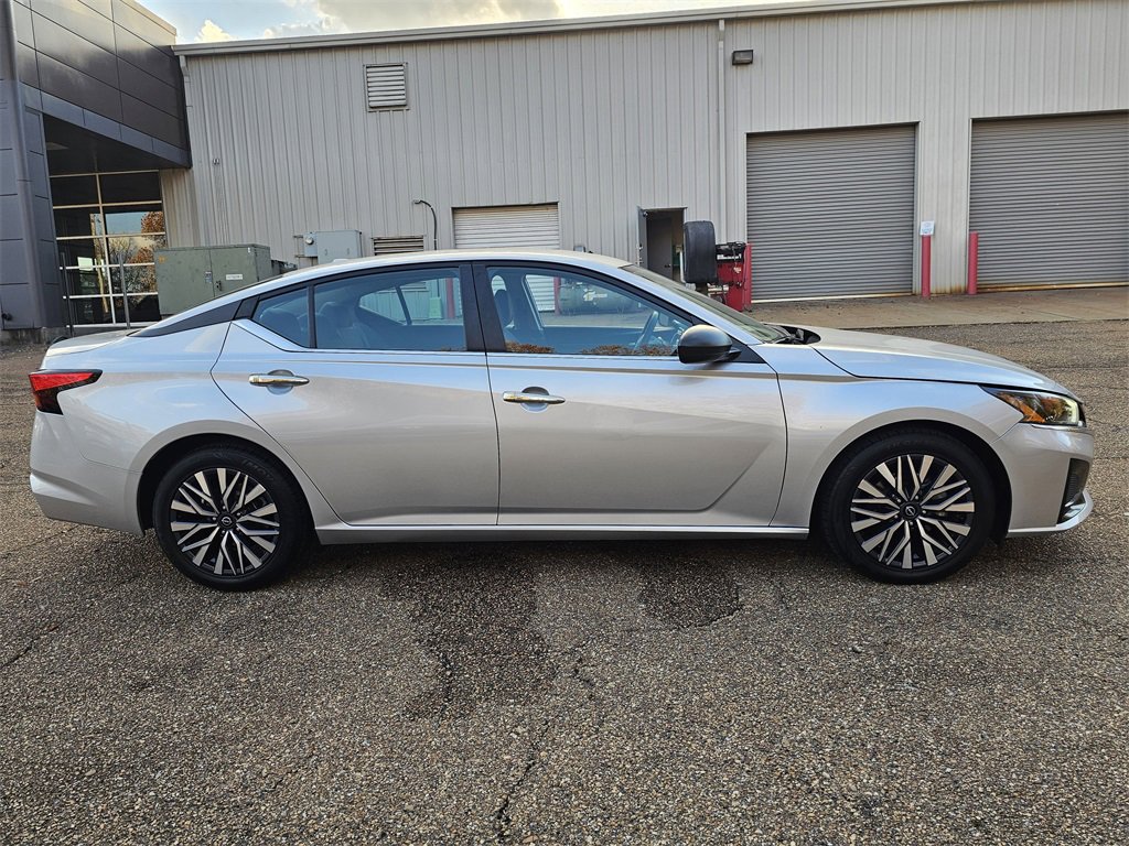 Used 2024 Nissan Altima 2.5 SV image 3