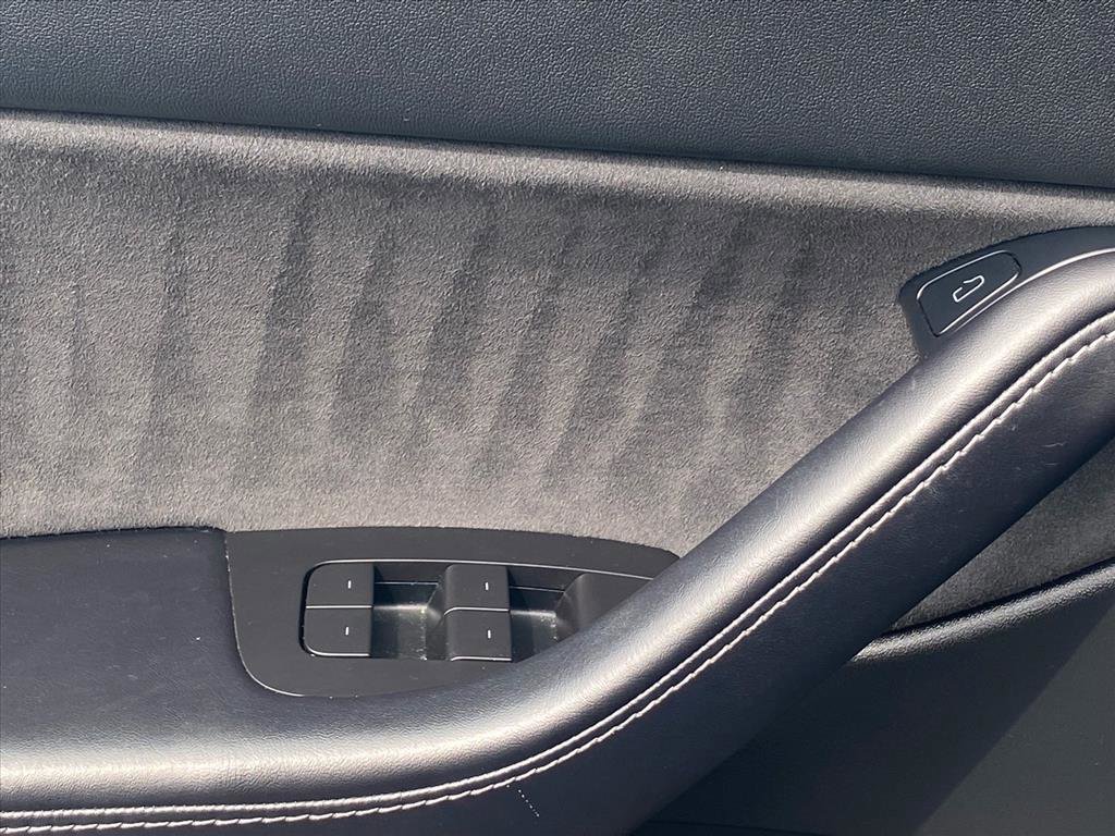 Used 2022 Tesla Model Y Long Range image 18