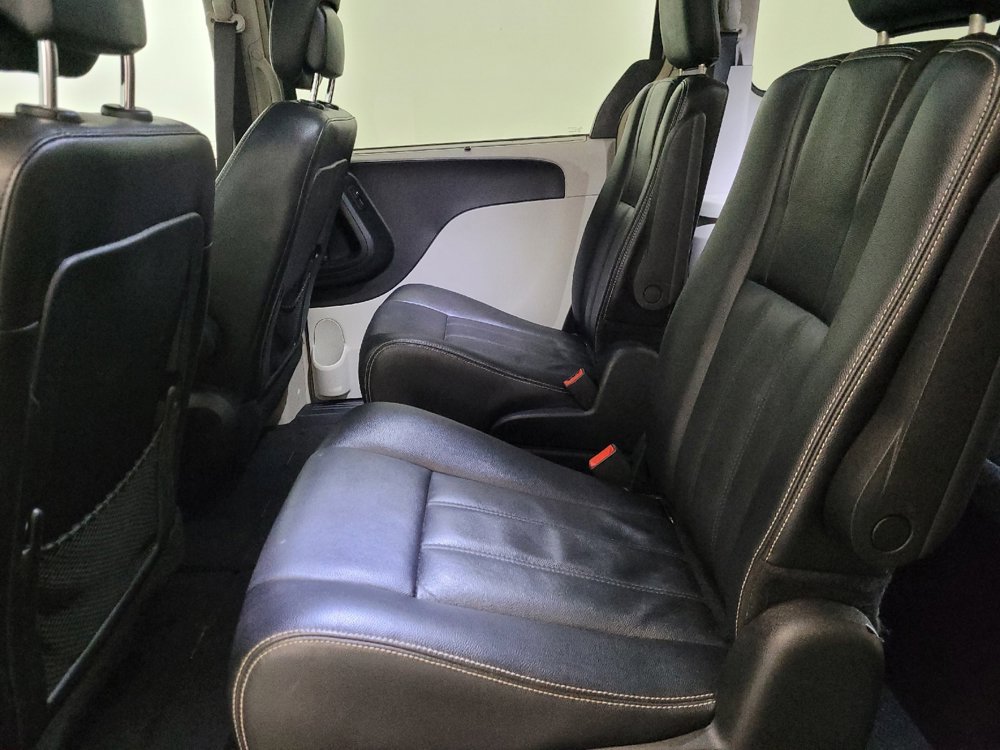 Used 2015 Chrysler Town & Country Touring image 18