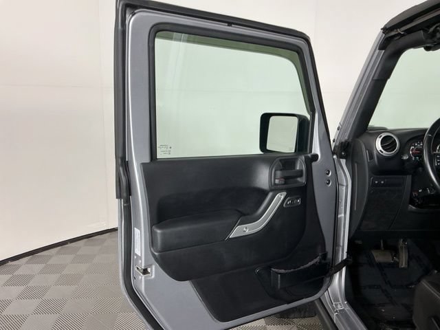 Used 2015 Jeep Wrangler Unlimited Rubicon w/ Connectivity Group AWD/4WD image 11