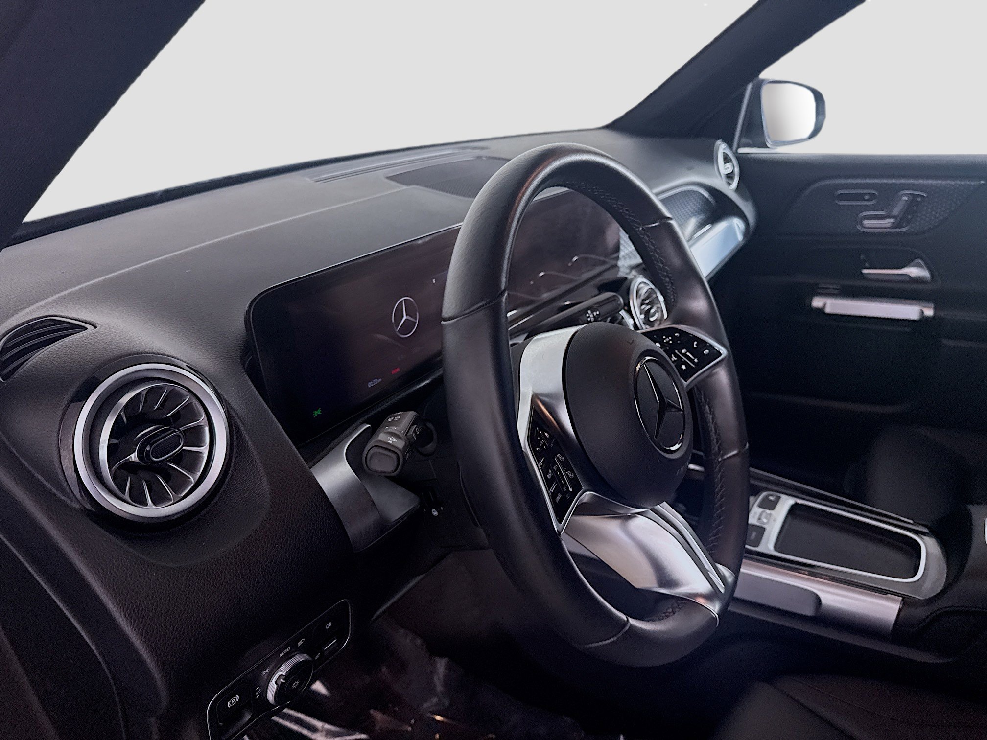 Used 2024 Mercedes-Benz EQB 300 4MATIC image 23