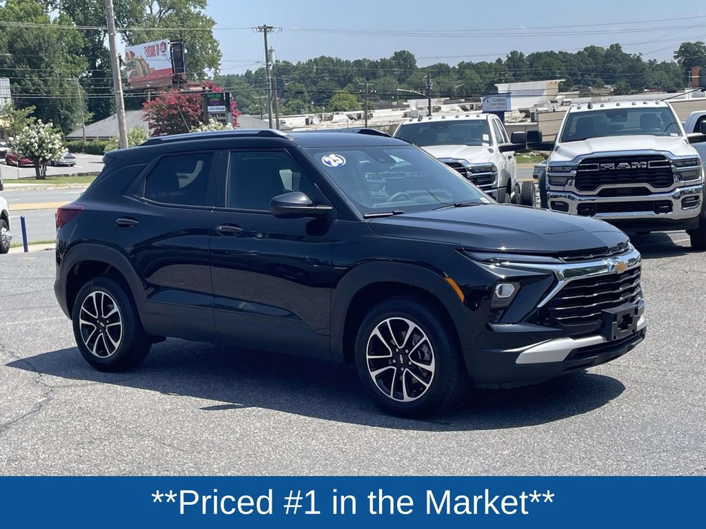 Used 2025 Chevrolet TrailBlazer LT AWD/4WD image 2