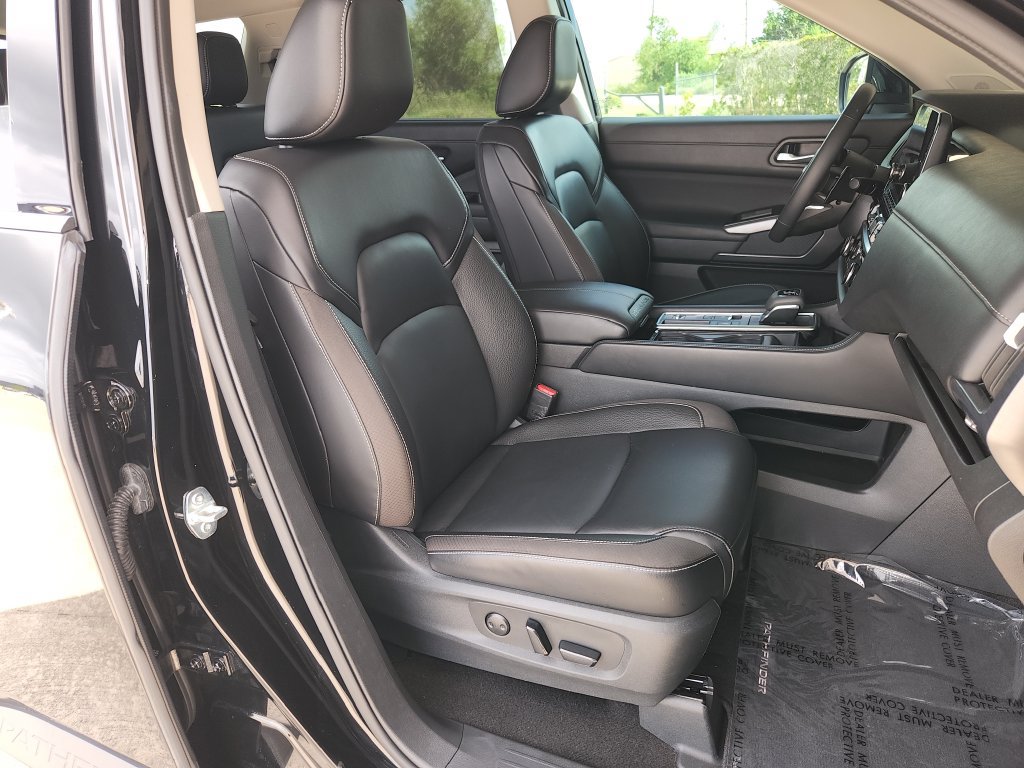 Used 2024 Nissan Pathfinder SL w/ SL Premium Package FWD image 17