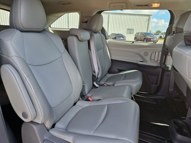 Used 2021 Toyota Sienna XLE FWD image 21