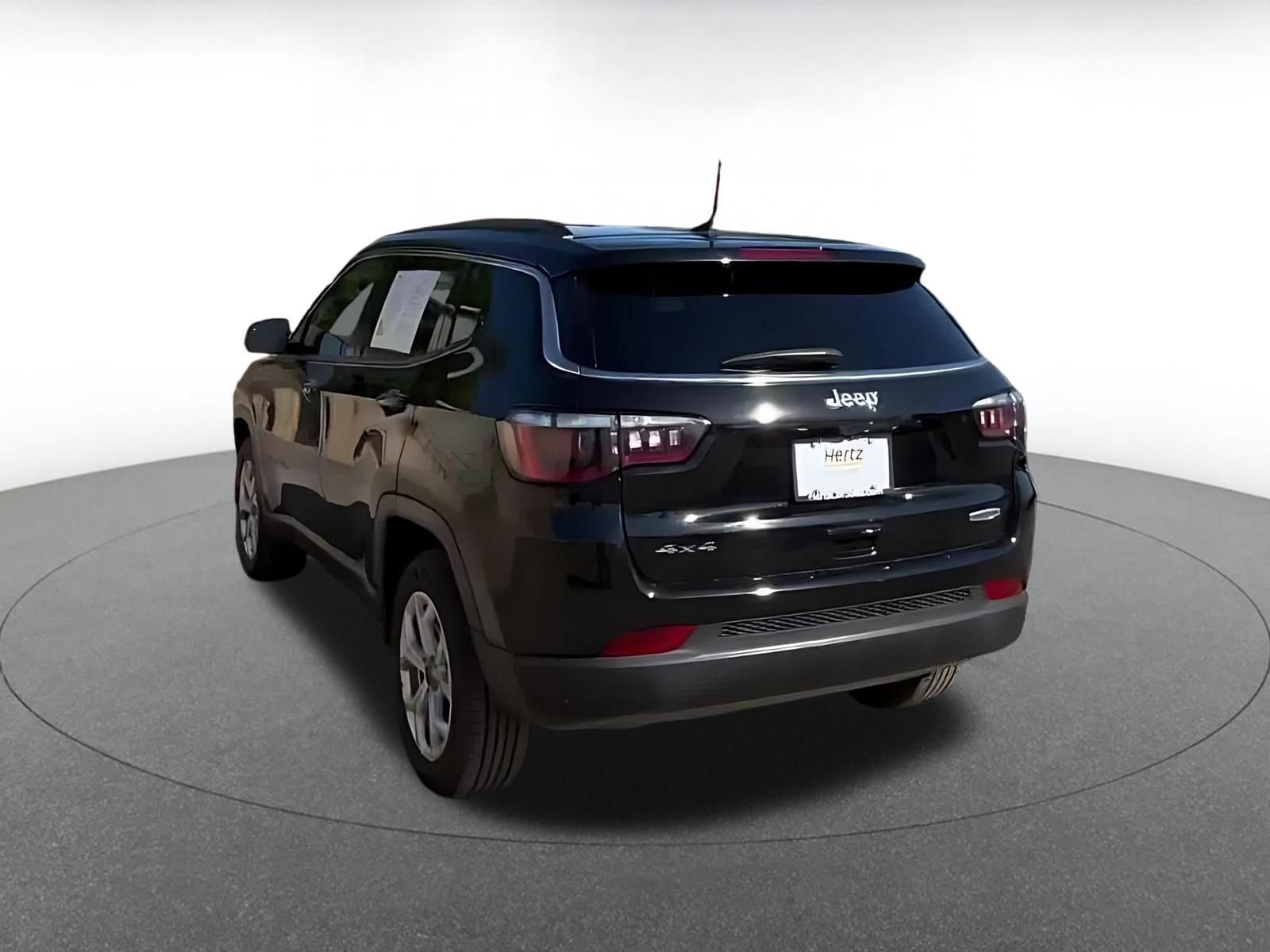 Used 2025 Jeep Compass Latitude AWD/4WD image 9