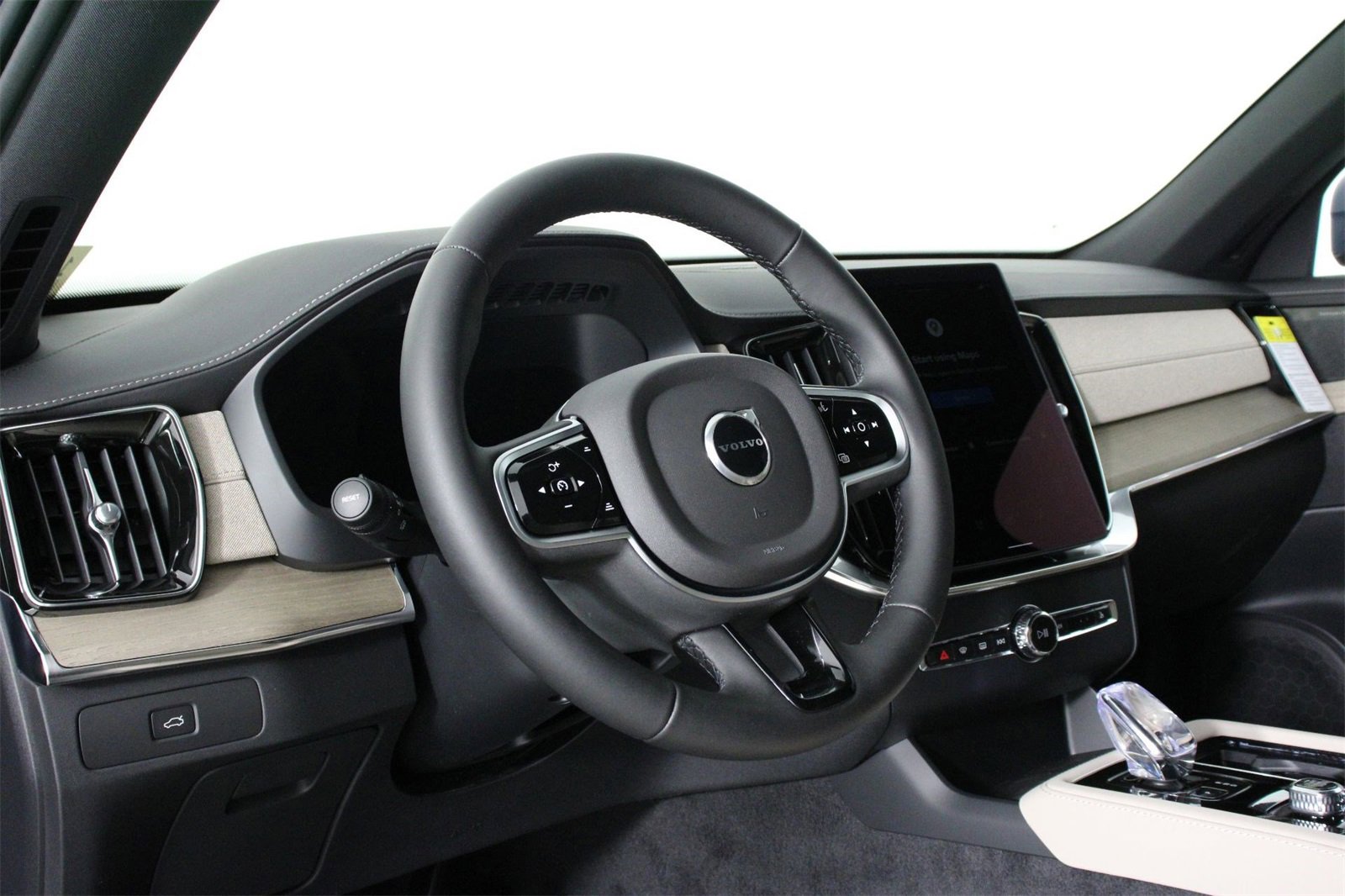 New 2026 Volvo XC90 B6 Plus w/ Protection Package Premier image 8