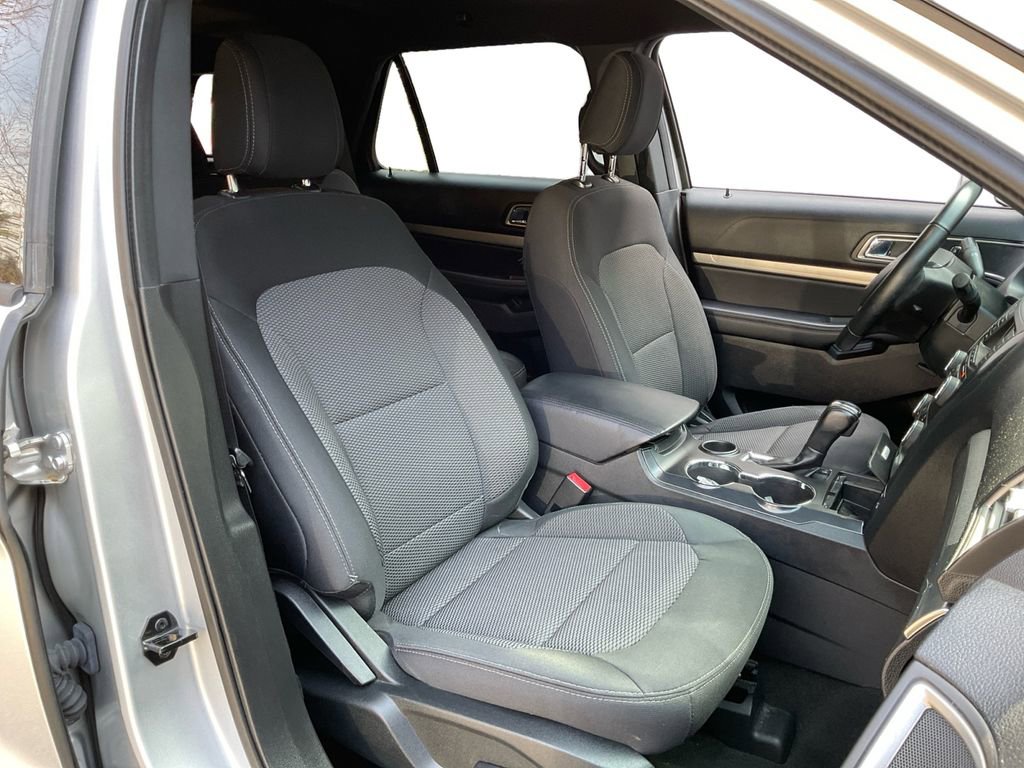 Used 2018 Ford Explorer XLT image 25