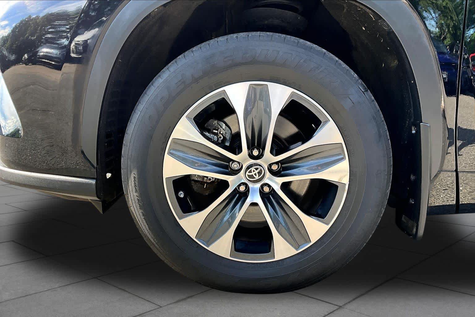 Used 2023 Toyota Highlander XLE AWD/4WD image 11