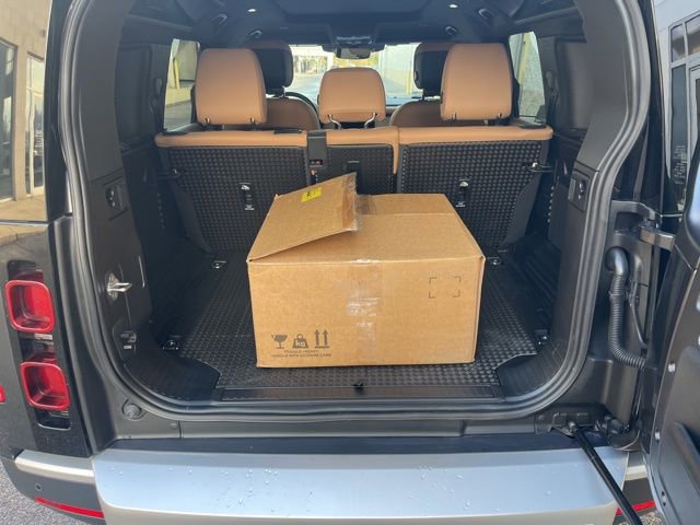 Used 2025 Land Rover Defender 110 S image 9