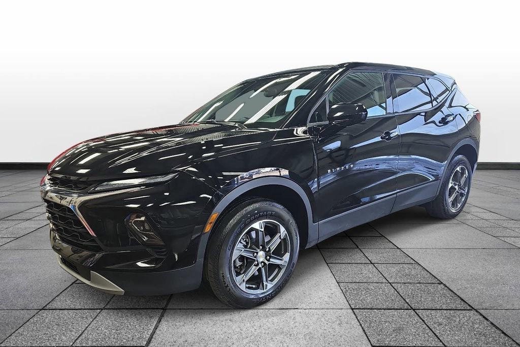Used 2025 Chevrolet Blazer LT FWD image 1