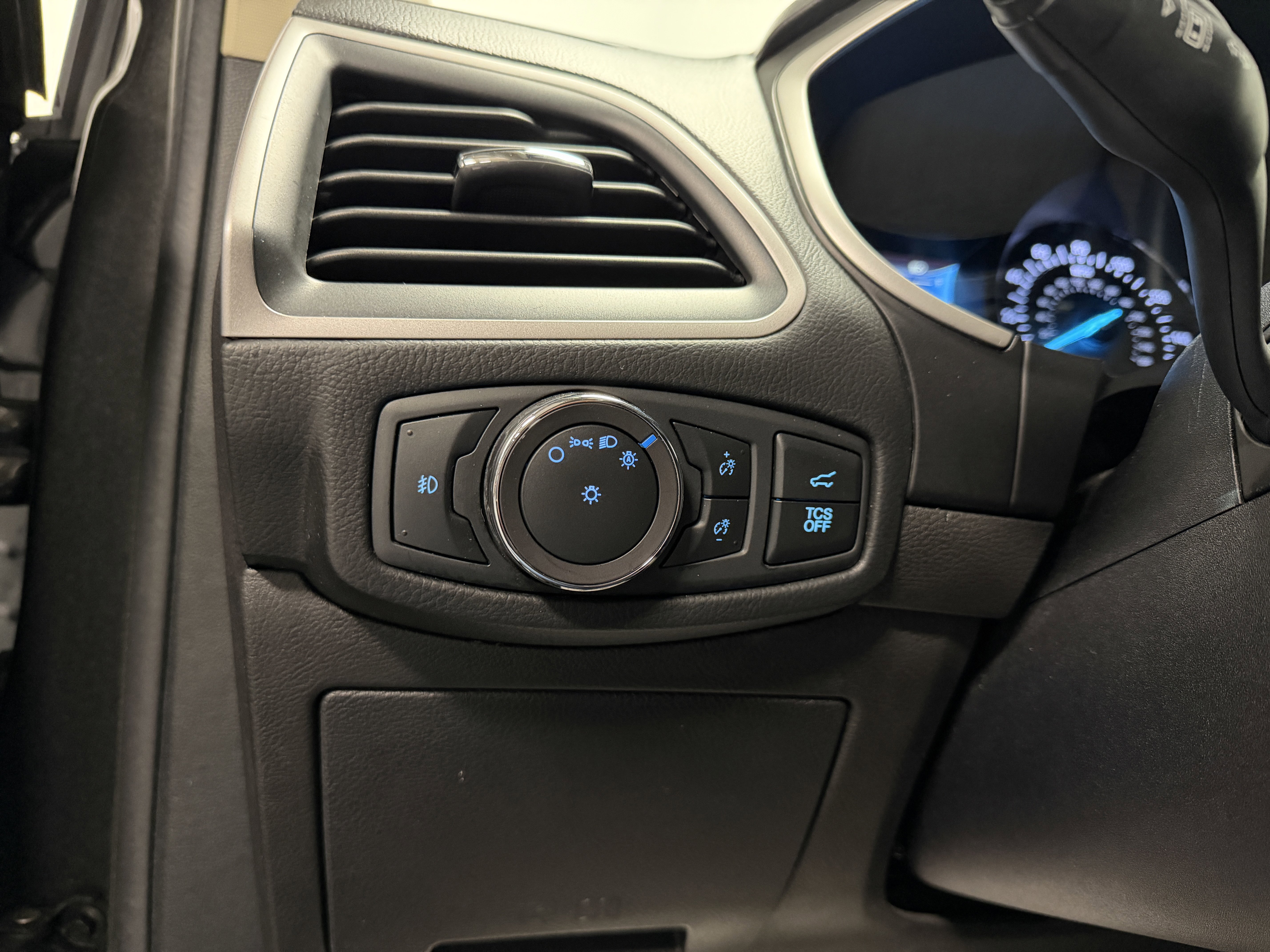 Used 2019 Ford Edge SEL image 17