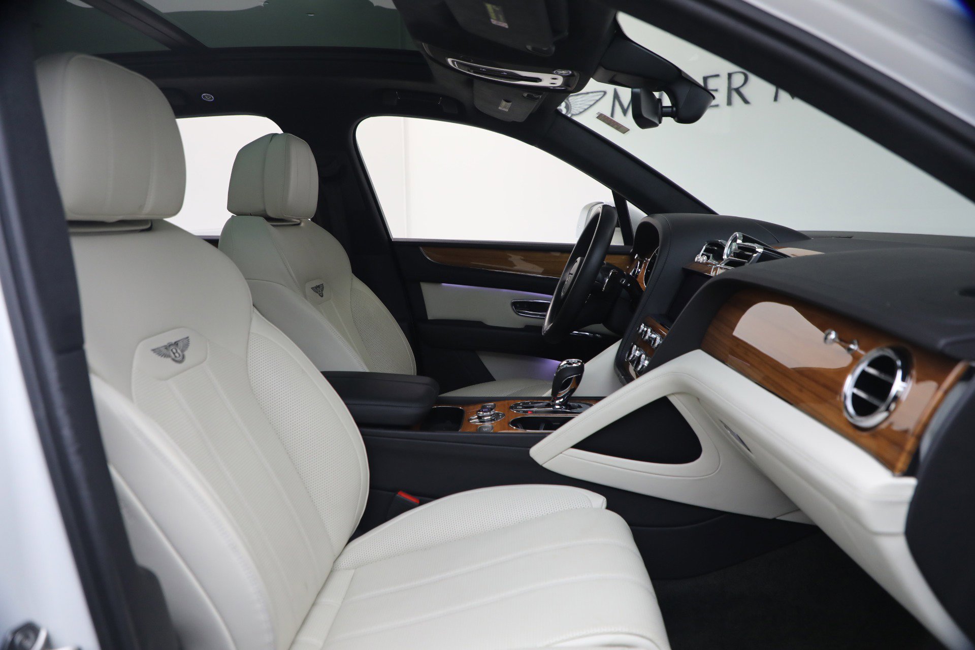 Used 2023 Bentley Bentayga image 27