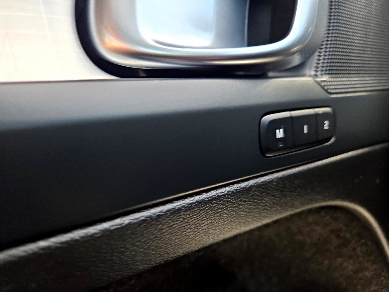 Used 2024 Volvo XC40 B5 Core image 25