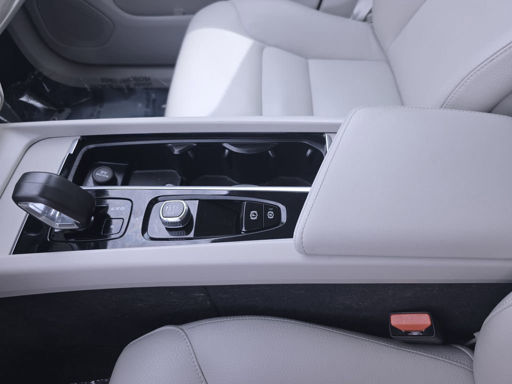 Used 2023 Volvo XC60 B5 Core image 28