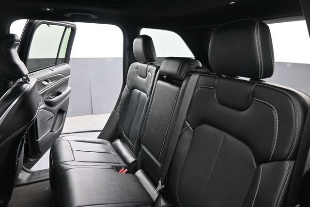 Used 2023 Jeep Grand Cherokee Overland w/ Adv Protech Group III AWD/4WD image 15