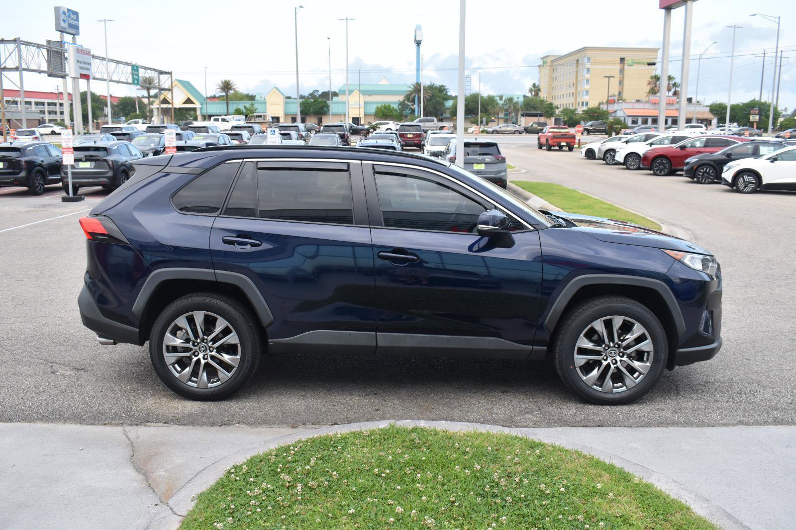 Used 2020 Toyota RAV4 XLE Premium FWD image 15