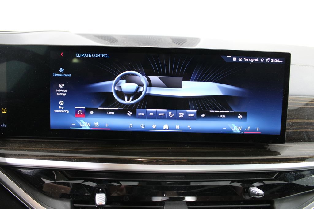 Used 2024 BMW X7 M60i w/ Executive Package image 34