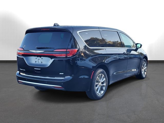 New 2026 Chrysler Pacifica Select video 2