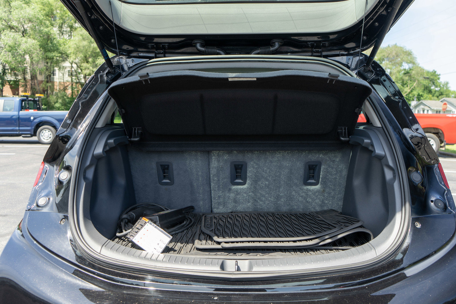 Used 2019 Chevrolet Bolt Premier w/ Infotainment Package FWD image 9