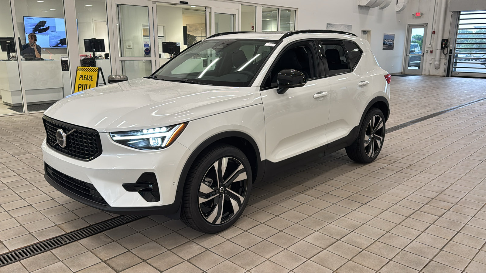 New 2026 Volvo XC40 B5 Ultra w/ Protection Package Premier AWD/4WD image 9