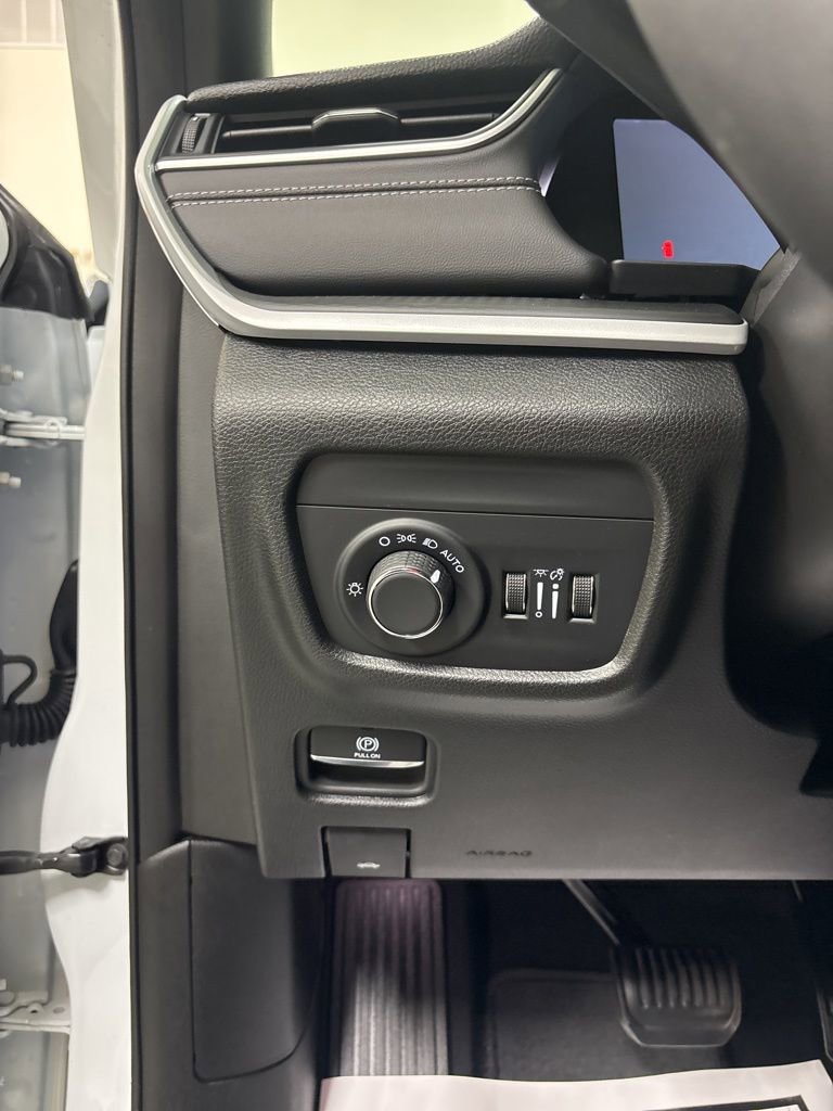 Used 2024 Jeep Grand Cherokee L Laredo image 12