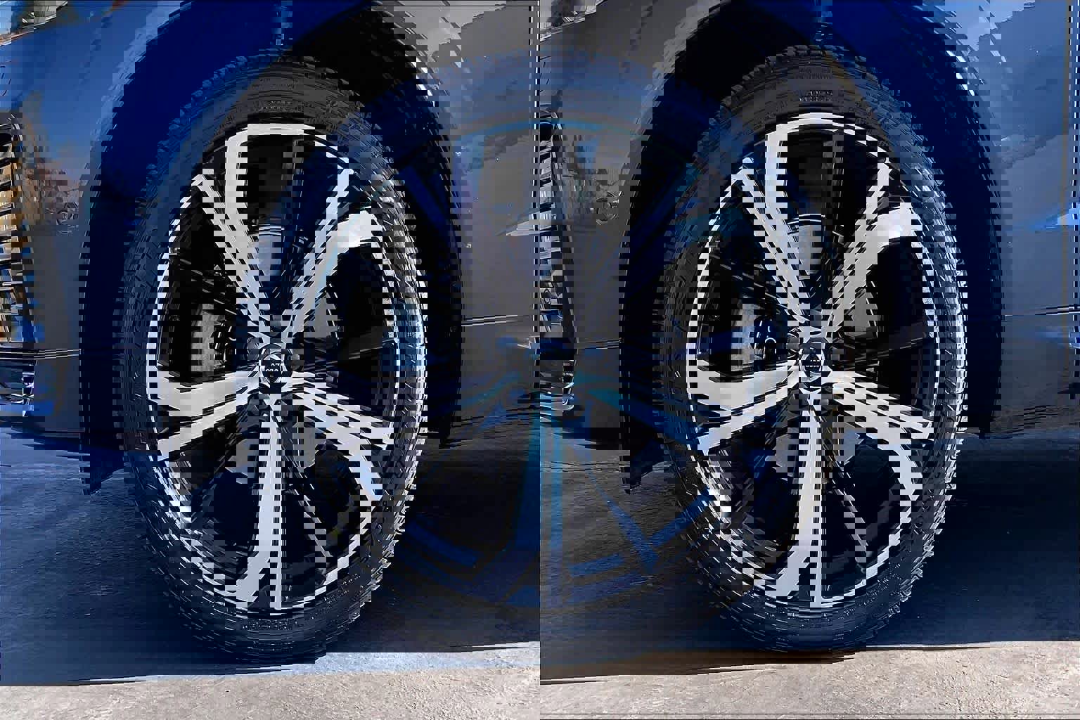 Used 2023 Volvo XC60 B5 Ultimate image 12