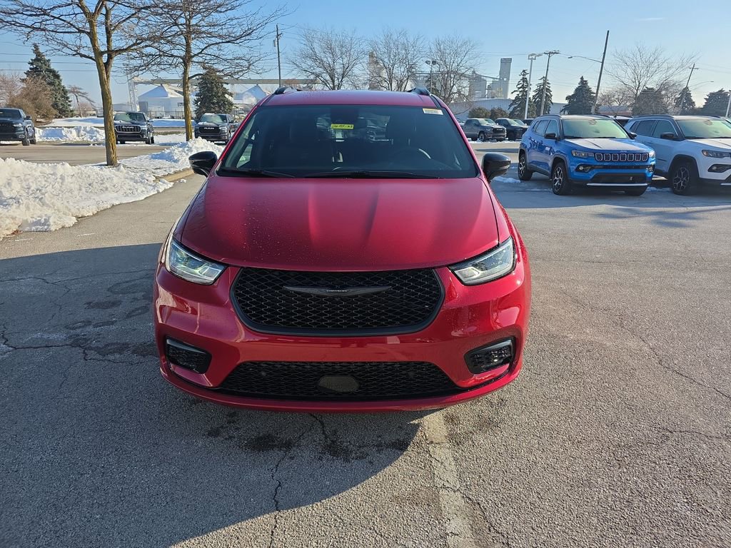 New 2026 Chrysler Pacifica Select image 2