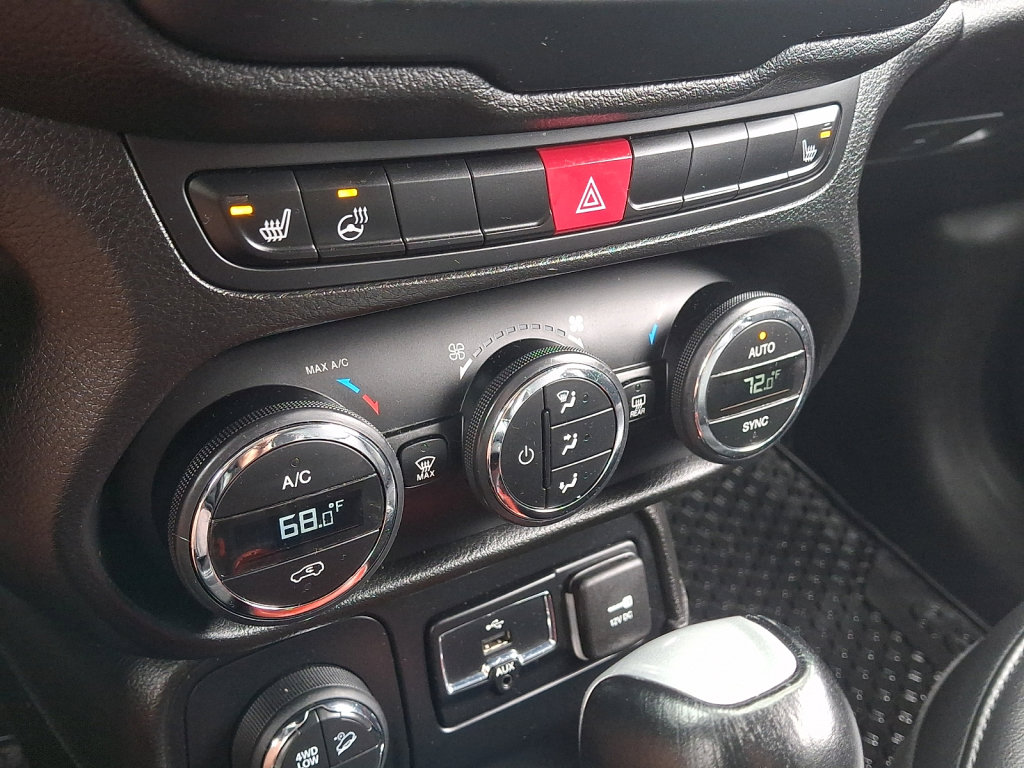 Used 2016 Jeep Renegade Trailhawk w/ Premium Trailhawk Package AWD/4WD image 33