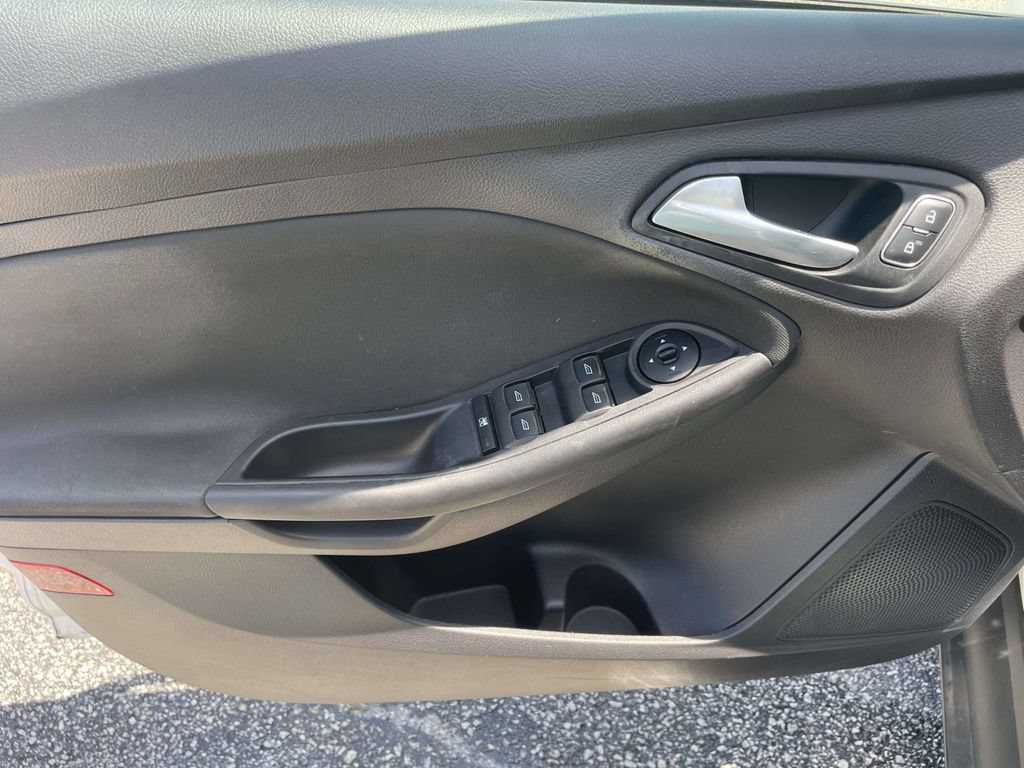 Used 2015 Ford Focus SE FWD image 15