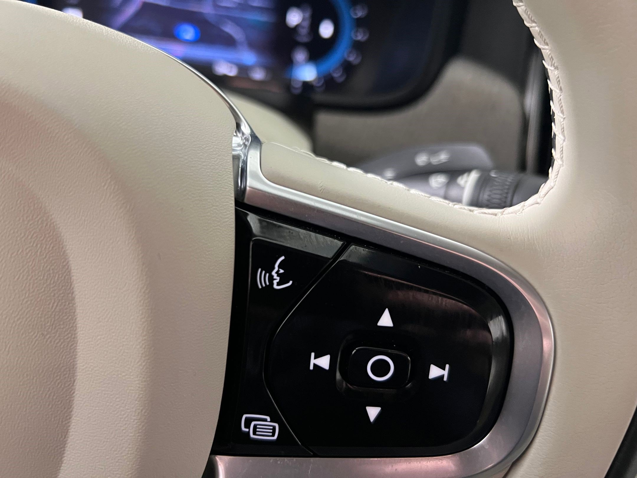 Used 2025 Volvo S90 B6 Plus image 26