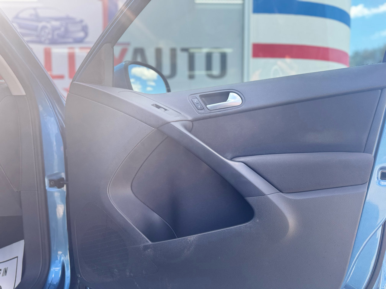 Used 2017 Volkswagen Tiguan Limited w/ Premium Package image 32