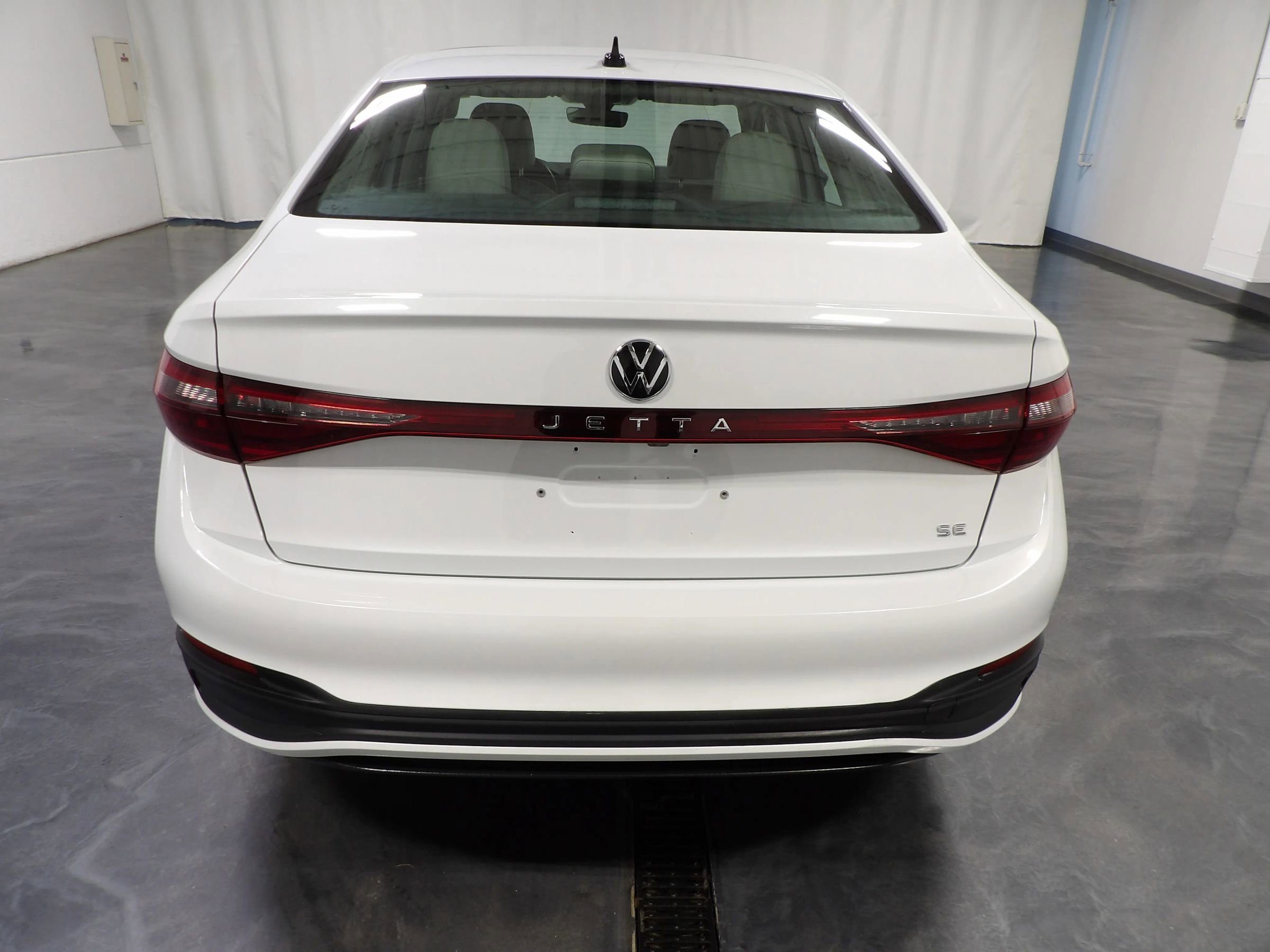 Used 2025 Volkswagen Jetta SE w/ Sunroof Package FWD image 5