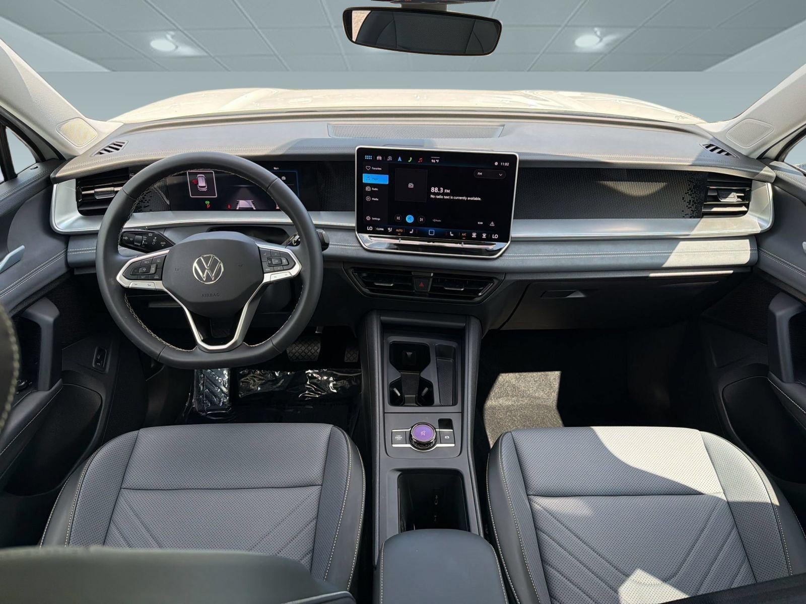 Used 2025 Volkswagen Tiguan SE AWD/4WD image 16