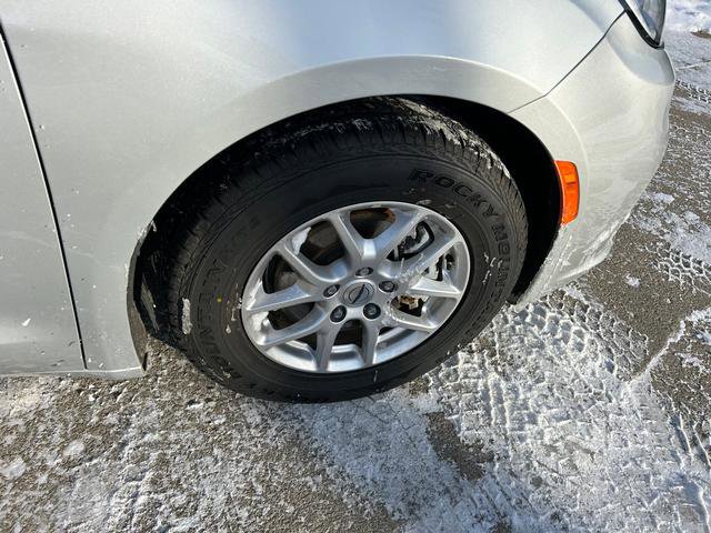 Certified 2024 Chrysler Pacifica Touring-L image 24