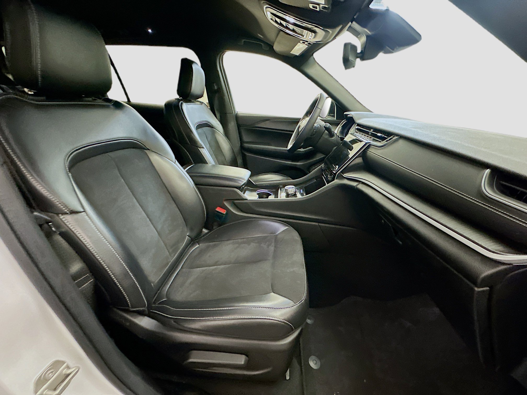 Used 2024 Jeep Grand Cherokee L Laredo image 33