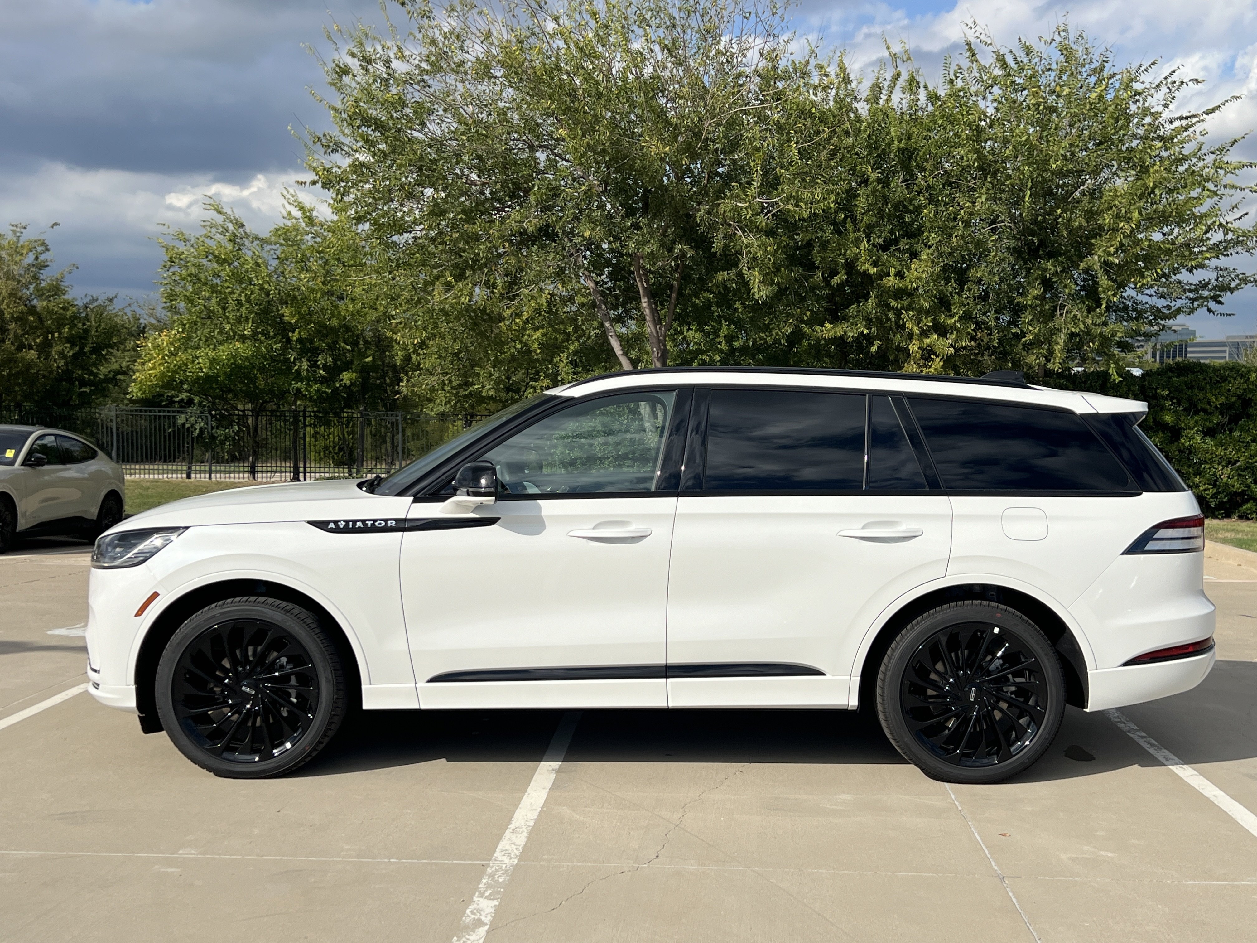 New 2027 Lincoln Aviator Reserve w/ Luxury Package RWD image 4