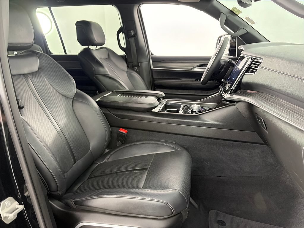 Used 2024 Jeep Wagoneer L Series II w/ Flexible Seating Group AWD/4WD image 31